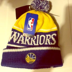 Removable pom "WARRIORS" beanie.